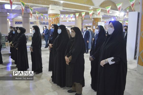 عطر افشانی ، غبار روبی و گلباران قبور مطهر شهدا در بوشهر