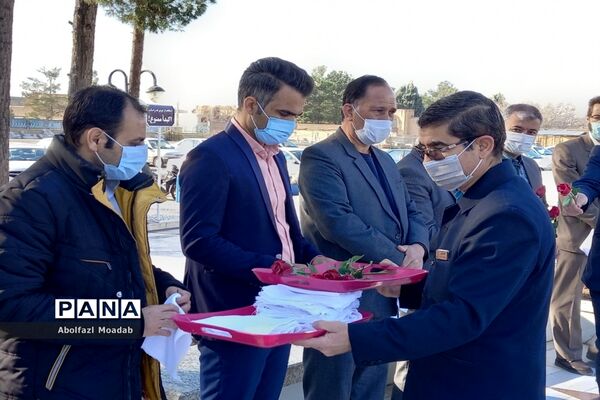غبارروبی مزار شهدا توسط معاونان پرورشی مدارس کاشمر