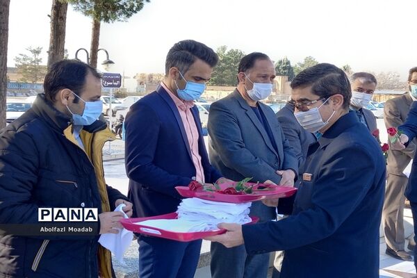 غبارروبی مزار شهدا توسط معاونان پرورشی مدارس کاشمر