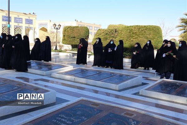 غبارروبی مزار شهدا توسط معاونان پرورشی مدارس کاشمر