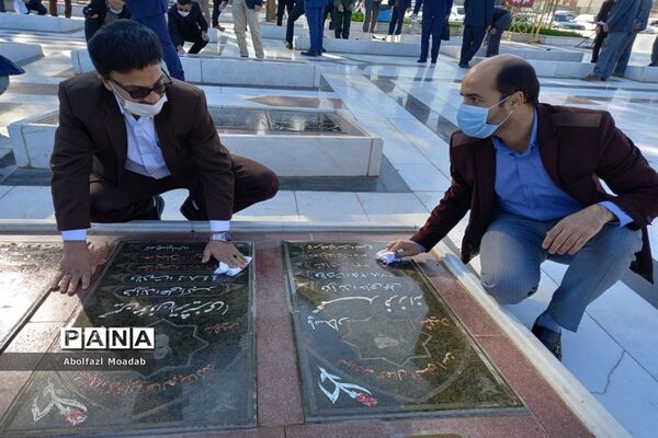 غبارروبی مزار شهدا توسط معاونان پرورشی مدارس کاشمر