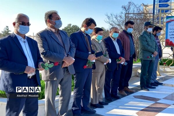 غبارروبی مزار شهدا توسط معاونان پرورشی مدارس کاشمر