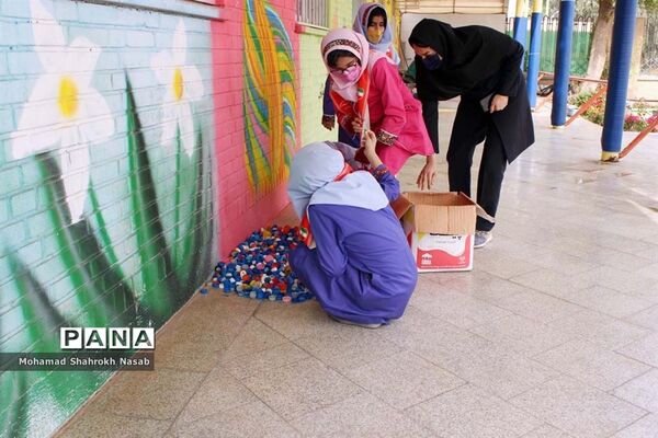 برپایی نمایشگاه دانش‌آموزی دست ساخته‌ها با مواد دور ریختنی در ناحیه 2 اهواز