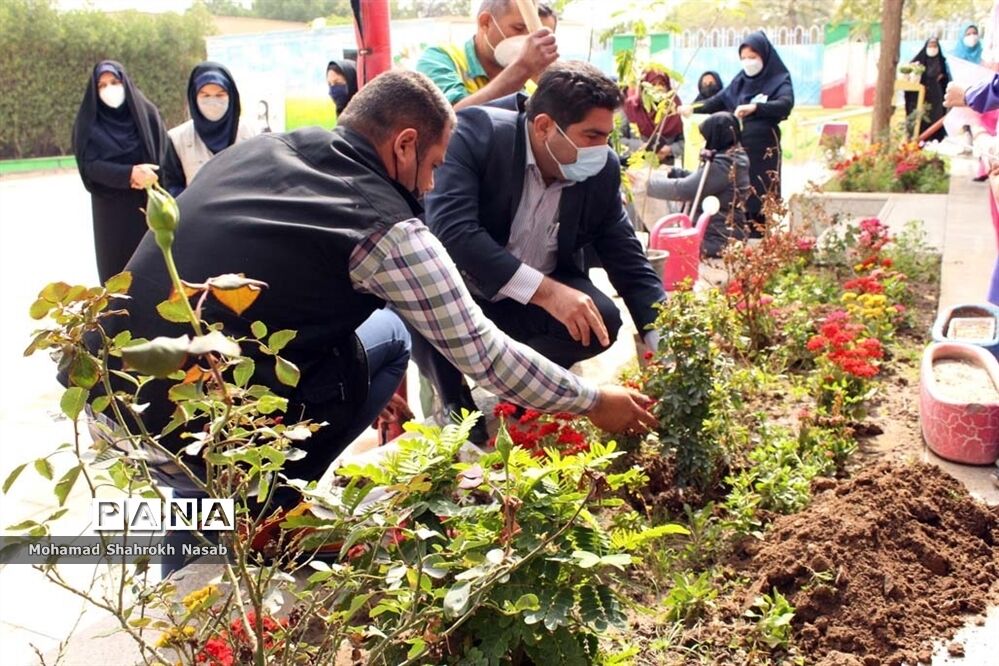 برپایی نمایشگاه دانش‌آموزی دست ساخته‌ها با مواد دور ریختنی در ناحیه 2 اهواز