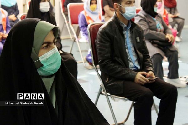 برپایی نمایشگاه دانش‌آموزی دست ساخته‌ها با مواد دور ریختنی در ناحیه 2 اهواز