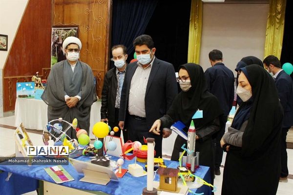 برپایی نمایشگاه دانش‌آموزی دست ساخته‌ها با مواد دور ریختنی در ناحیه 2 اهواز