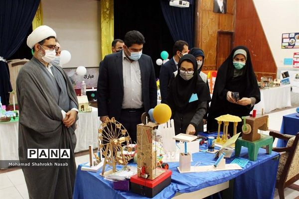 برپایی نمایشگاه دانش‌آموزی دست ساخته‌ها با مواد دور ریختنی در ناحیه 2 اهواز