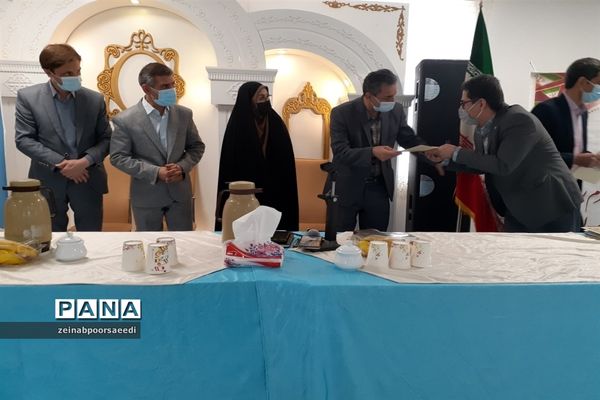 نشست صمیمی معاونان و مربیان پرورشی و مشاوران مدارس با مدیر آموزش و پرورش فیروزکوه