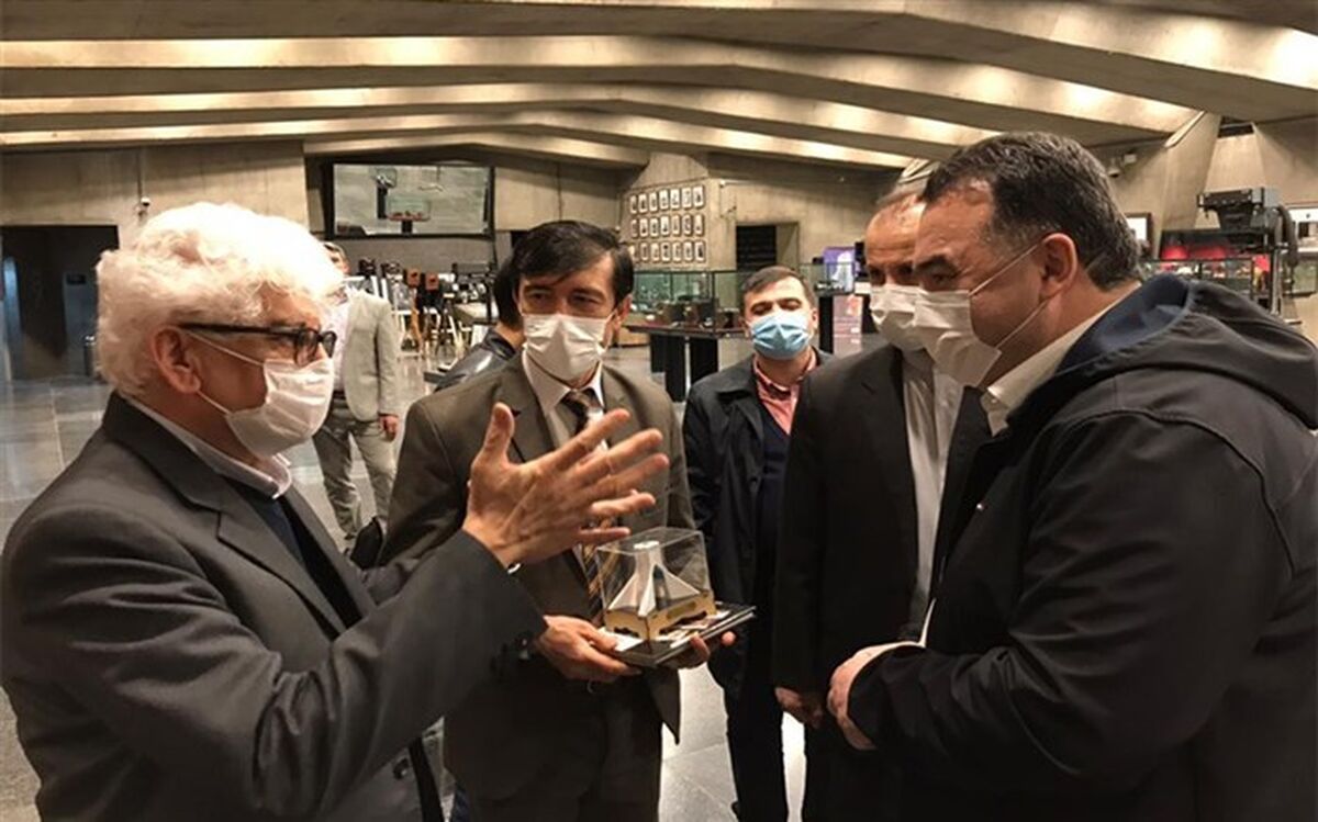 بازدید وزیر انرژی و ذخایر آبی تاجیکستان از برج آزادی