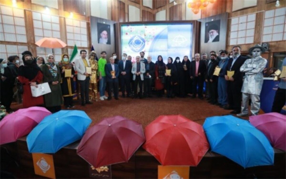 جمع طنازان زیر «چتر لبخند»
