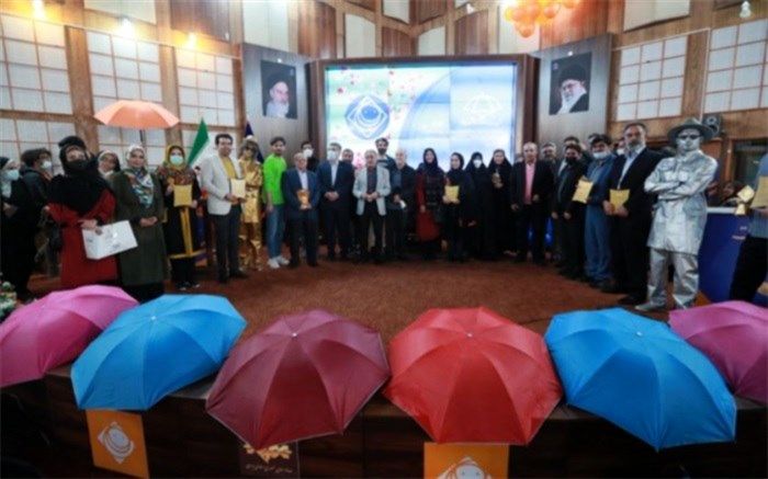 جمع طنازان زیر «چتر لبخند»