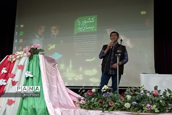 تقدیر از دانش‌آموزان برگزیده فرهنگی وهنری کاشمر