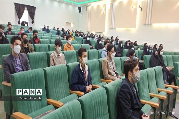 تقدیر از دانش‌آموزان برگزیده فرهنگی وهنری کاشمر