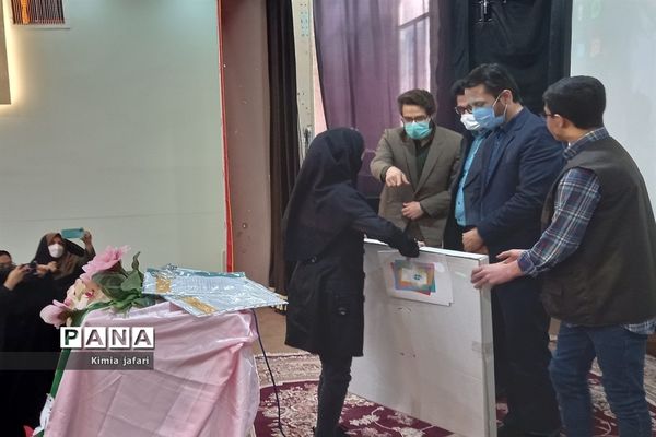 تقدیر از دانش‌آموزان برگزیده فرهنگی وهنری کاشمر