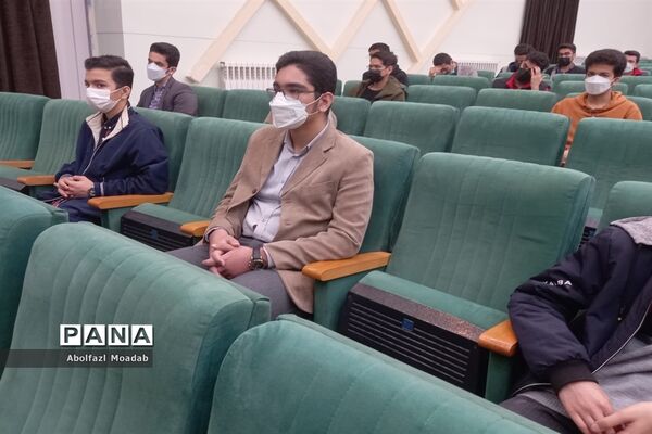 تقدیر از دانش‌آموزان برگزیده فرهنگی وهنری کاشمر