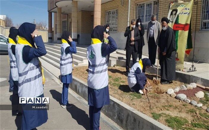 مراسم نمادین جشن تولد زمین در دبیرستان استعدادهای درخشان بروجن