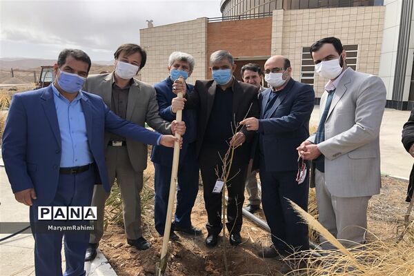 به نام هرشهید یک درخت در اردوگاه دانش‌آموزی بجنورد غرس شد