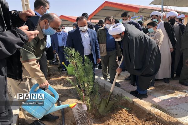 به نام هرشهید یک درخت در اردوگاه دانش‌آموزی بجنورد غرس شد