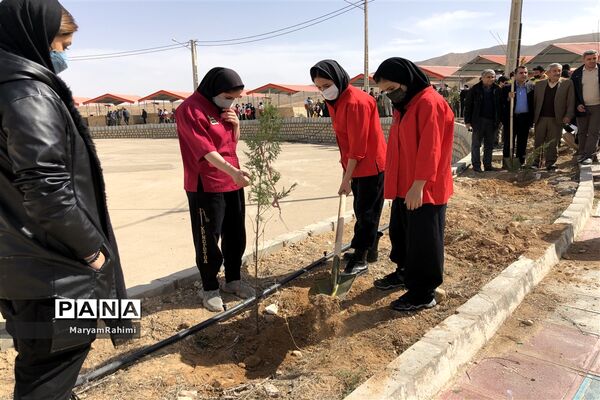 به نام هرشهید یک درخت در اردوگاه دانش‌آموزی بجنورد غرس شد