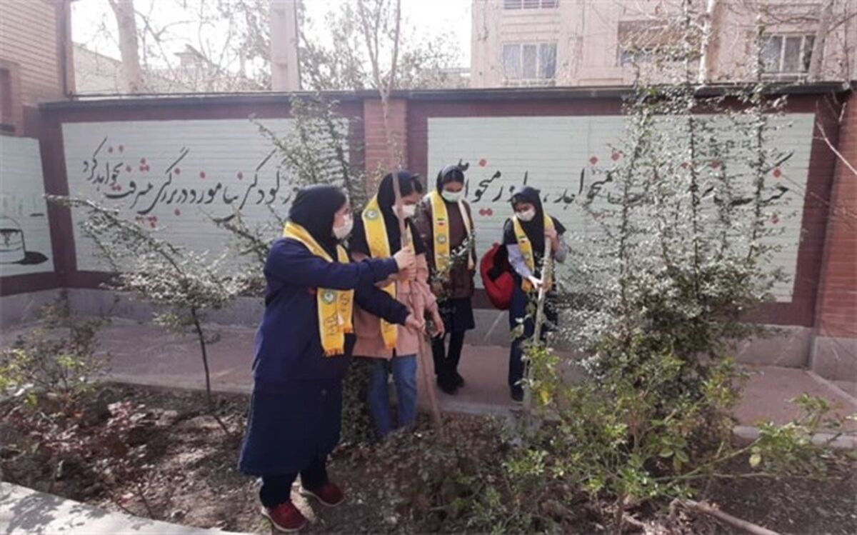 آیین روز درختکاری در دبیرستان یادگار امام ناحیه سه کرج برگزارشد