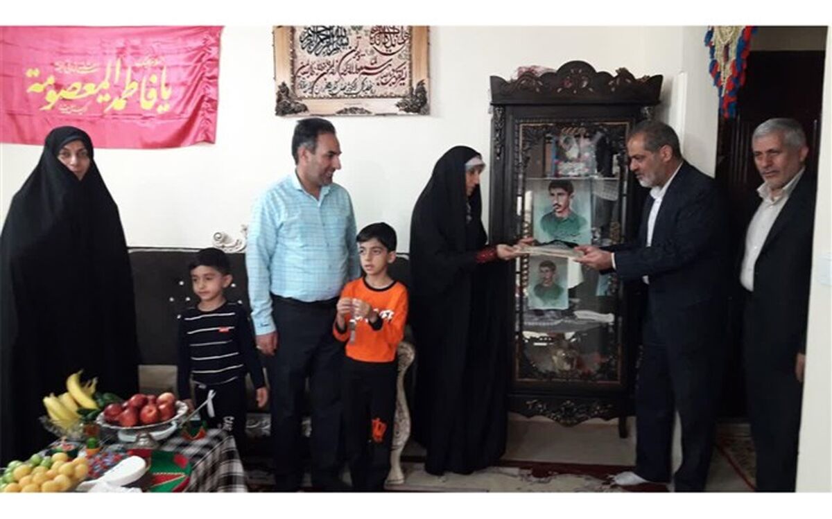 دیدار مسئولان بسیج فرهنگیان ناحیه 3 قم با خانواده شهید فریدونی