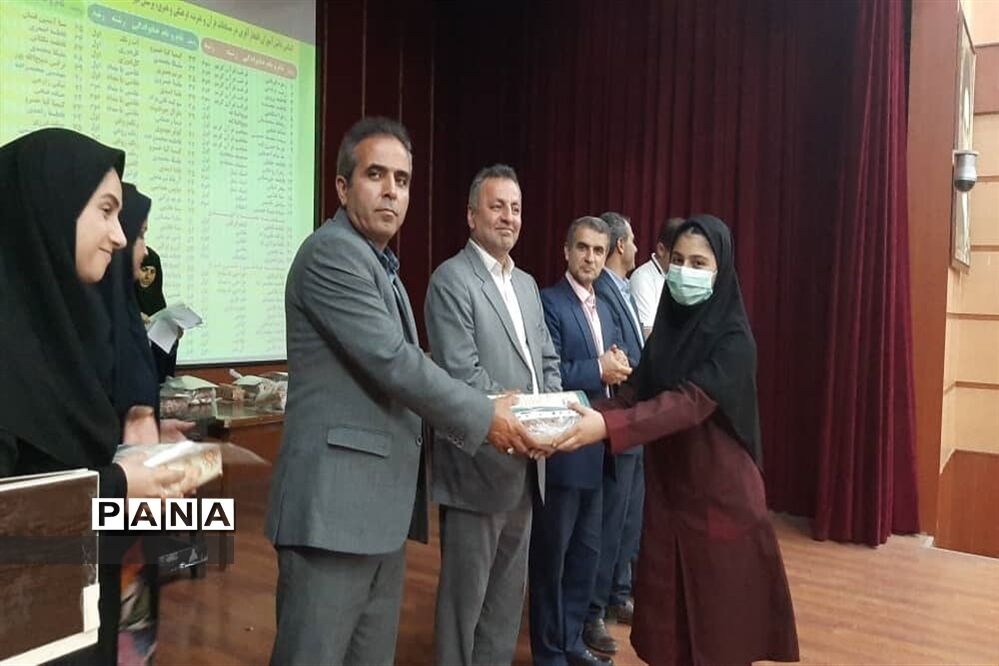 آیین تجلیل از افتخار آفرینان دبیرستان سمیه محمود‌آباد