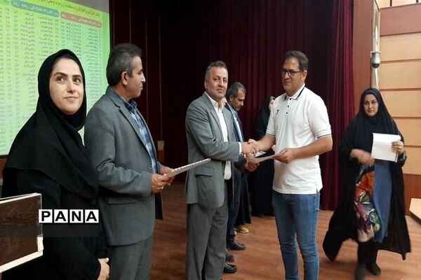 آیین تجلیل از افتخار آفرینان دبیرستان سمیه محمود‌آباد