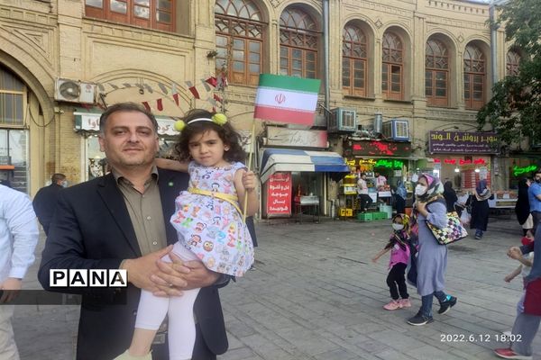 اجرای سرود سلام فرمانده در میدان امام خمینی همدان