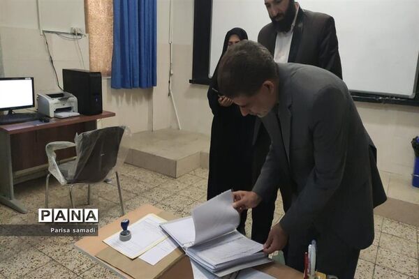 بازدید سرزده رئیس مرکز سنجش و پایش کیفیت آموزشی وزارت آموزش و پرورش از حوزه‌های امتحانات نهایی منطقه ۱۳