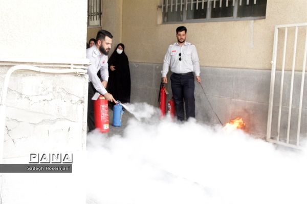 برگزاری کارگاه آموزشی و عملی اطفاء حریق در آموزش و پرورش منطقه ۱۳ تهران