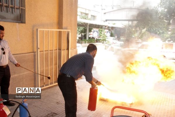 برگزاری کارگاه آموزشی و عملی اطفاء حریق در آموزش و پرورش منطقه ۱۳ تهران