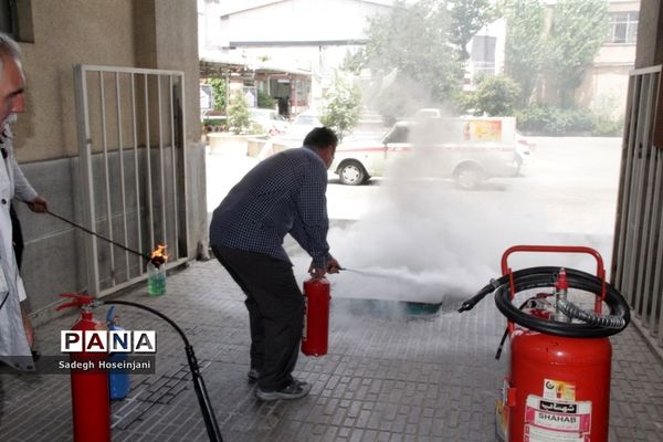 برگزاری کارگاه آموزشی و عملی اطفاء حریق در آموزش و پرورش منطقه ۱۳ تهران