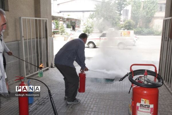 برگزاری کارگاه آموزشی و عملی اطفاء حریق در آموزش و پرورش منطقه ۱۳ تهران