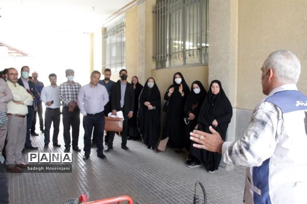 برگزاری کارگاه آموزشی و عملی اطفاء حریق در آموزش و پرورش منطقه ۱۳ تهران