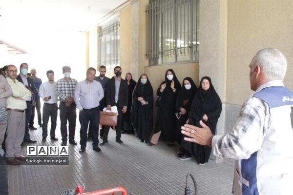 برگزاری کارگاه آموزشی و عملی اطفاء حریق در آموزش و پرورش منطقه ۱۳ تهران