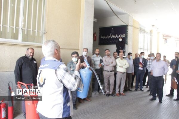 برگزاری کارگاه آموزشی و عملی اطفاء حریق در آموزش و پرورش منطقه ۱۳ تهران
