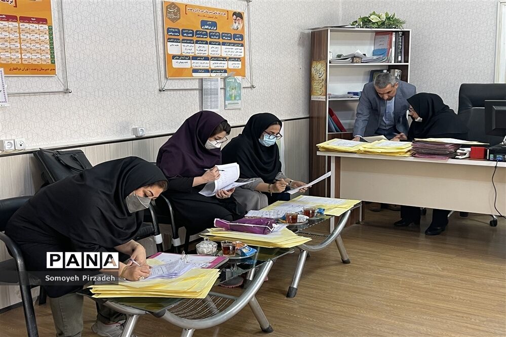 بازدید، نقد و بررسی اوراق امتحانی در مدارس ناحیه یک اهواز