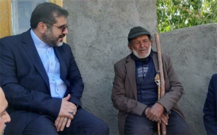 اهدای نشان درجه یک هنری به هنرمند خودآموخته شهرضایی
