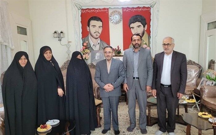 دیدار معاون حقوقی و امور مجلس وزارت آموزش و پرورش با مادر شهدای امینی نور