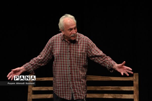 اجرای نمایش «در گوش سالمم زمزمه کن»