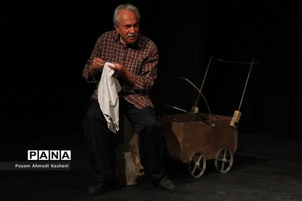 اجرای نمایش «در گوش سالمم زمزمه کن»