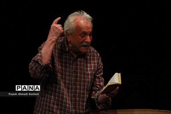 اجرای نمایش «در گوش سالمم زمزمه کن»
