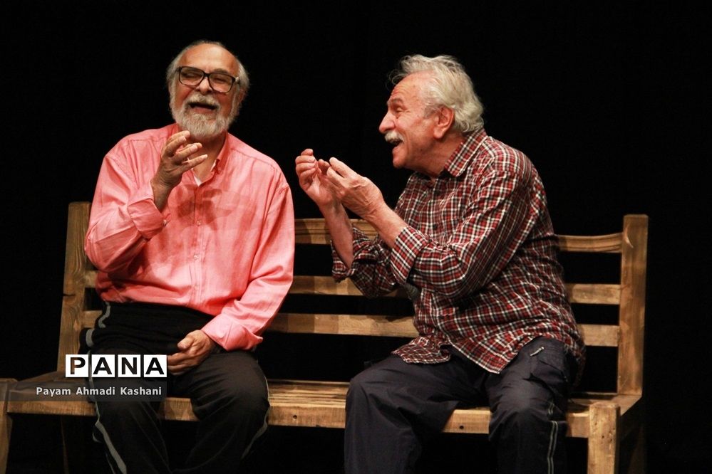 اجرای نمایش «در گوش سالمم زمزمه کن»