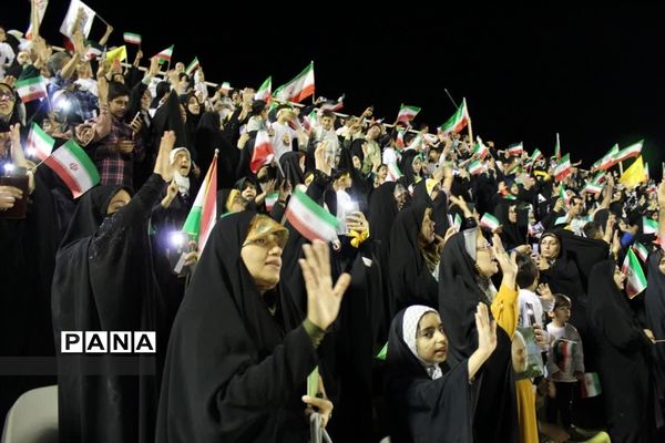 همخوانی سرود سلام فرمانده ورزشگاه امیرکبیر کاشان توسط دهه نودی‌ها