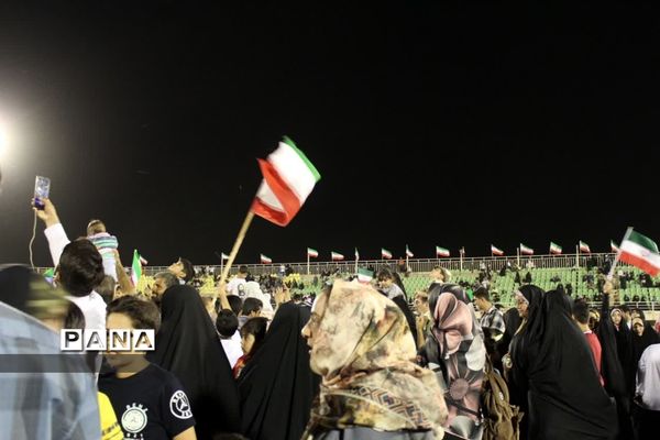 همخوانی سرود سلام فرمانده ورزشگاه امیرکبیر کاشان توسط دهه نودی‌ها