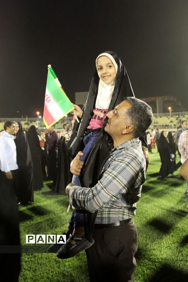 همخوانی سرود سلام فرمانده ورزشگاه امیرکبیر کاشان توسط دهه نودی‌ها