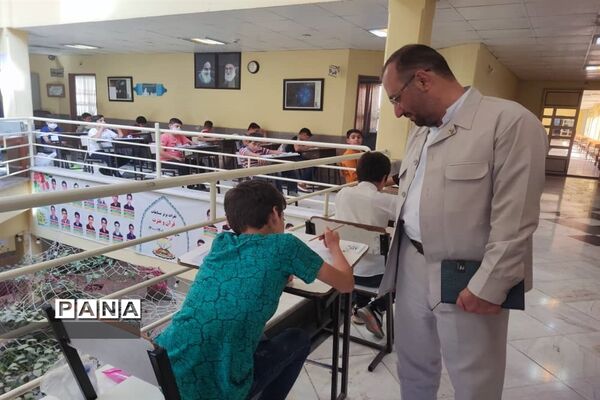 بازدید مدیرکل آموزش و پرورش قم از حوزه‌های امتحان ورودی تیزهوشان