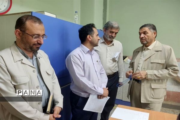بازدید مدیرکل آموزش و پرورش قم از حوزه‌های امتحان ورودی تیزهوشان