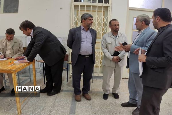 بازدید مدیرکل آموزش و پرورش قم از حوزه‌های امتحان ورودی تیزهوشان