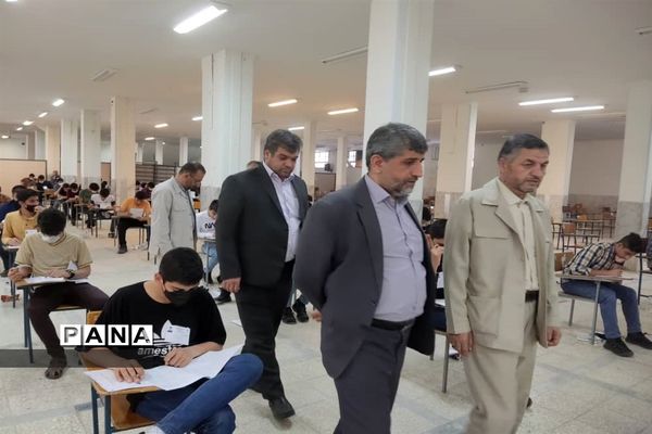 بازدید مدیرکل آموزش و پرورش قم از حوزه‌های امتحان ورودی تیزهوشان